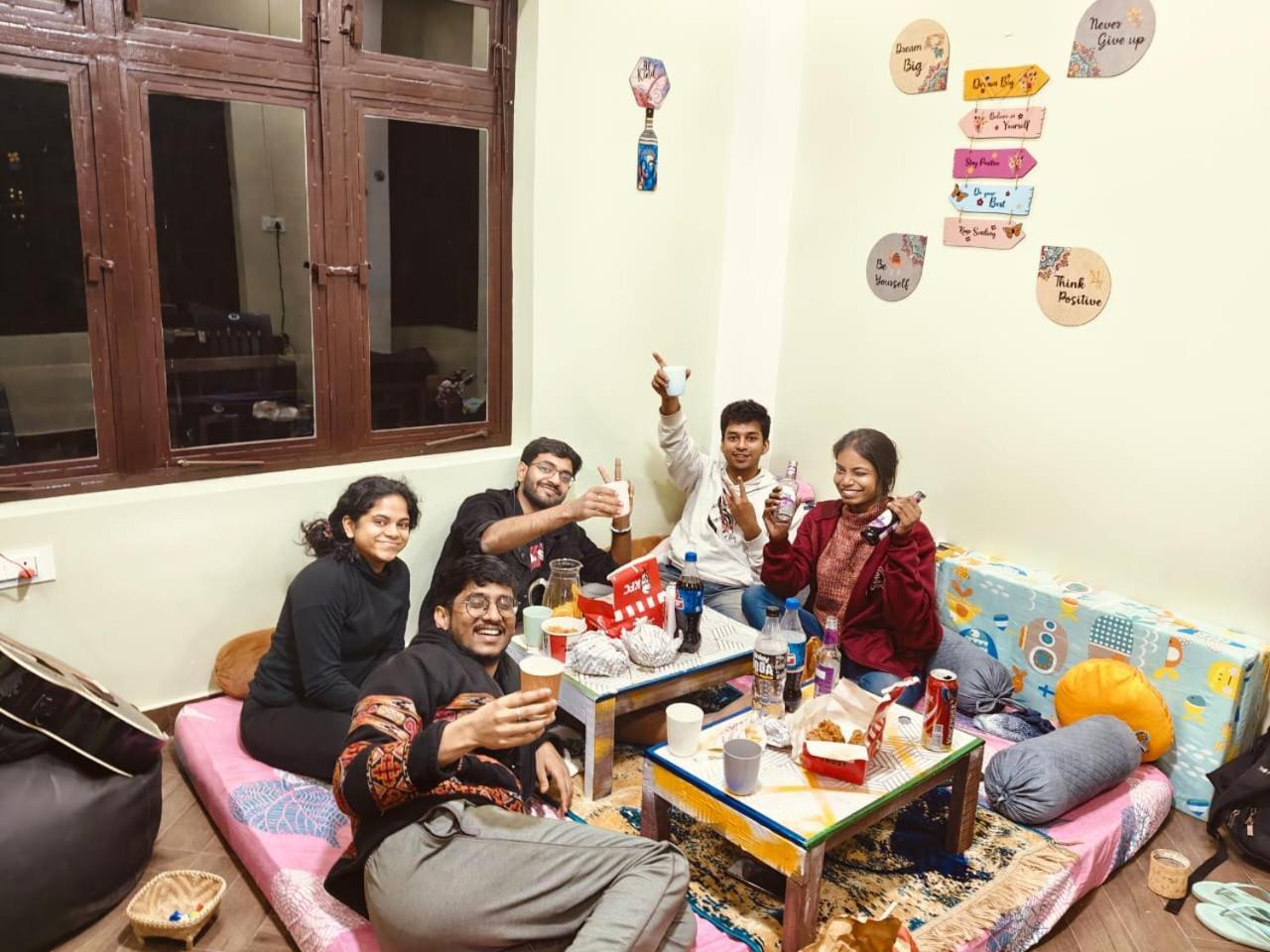 Xtsy Travellers Hostel Shillong Exteriör bild