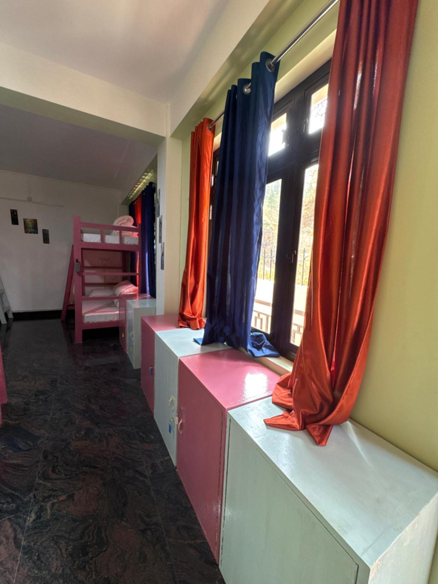 Xtsy Travellers Hostel Shillong Exteriör bild