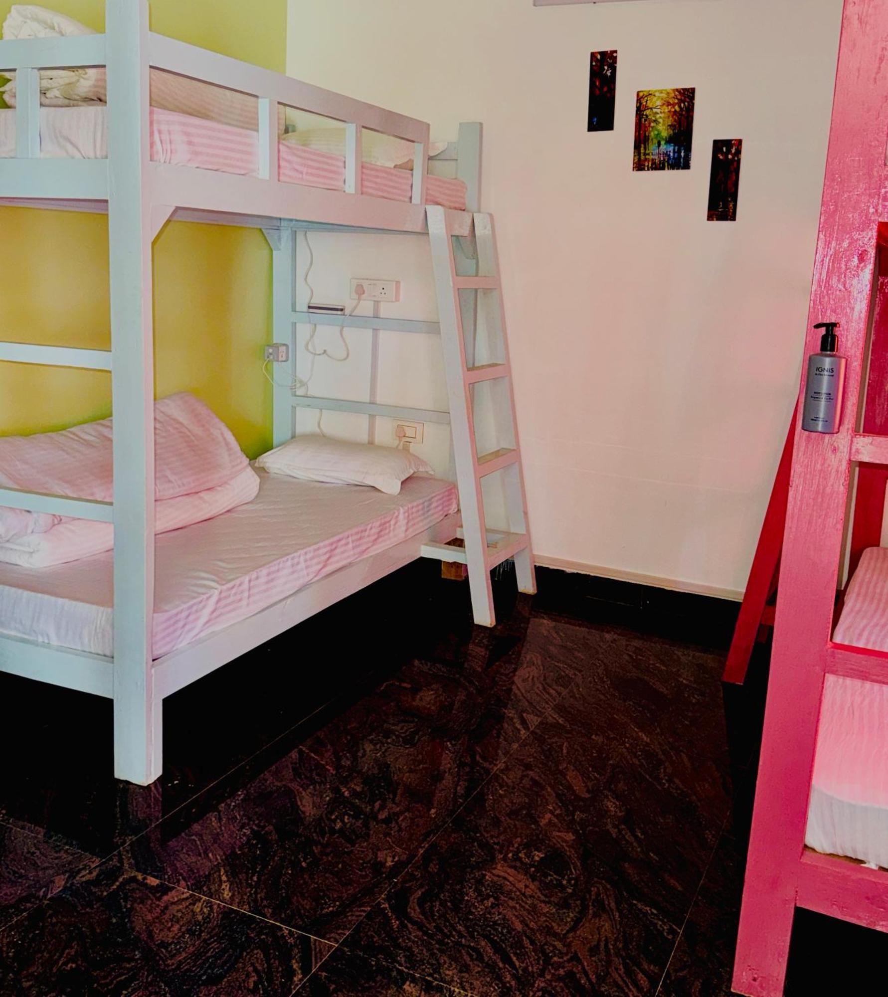 Xtsy Travellers Hostel Shillong Exteriör bild
