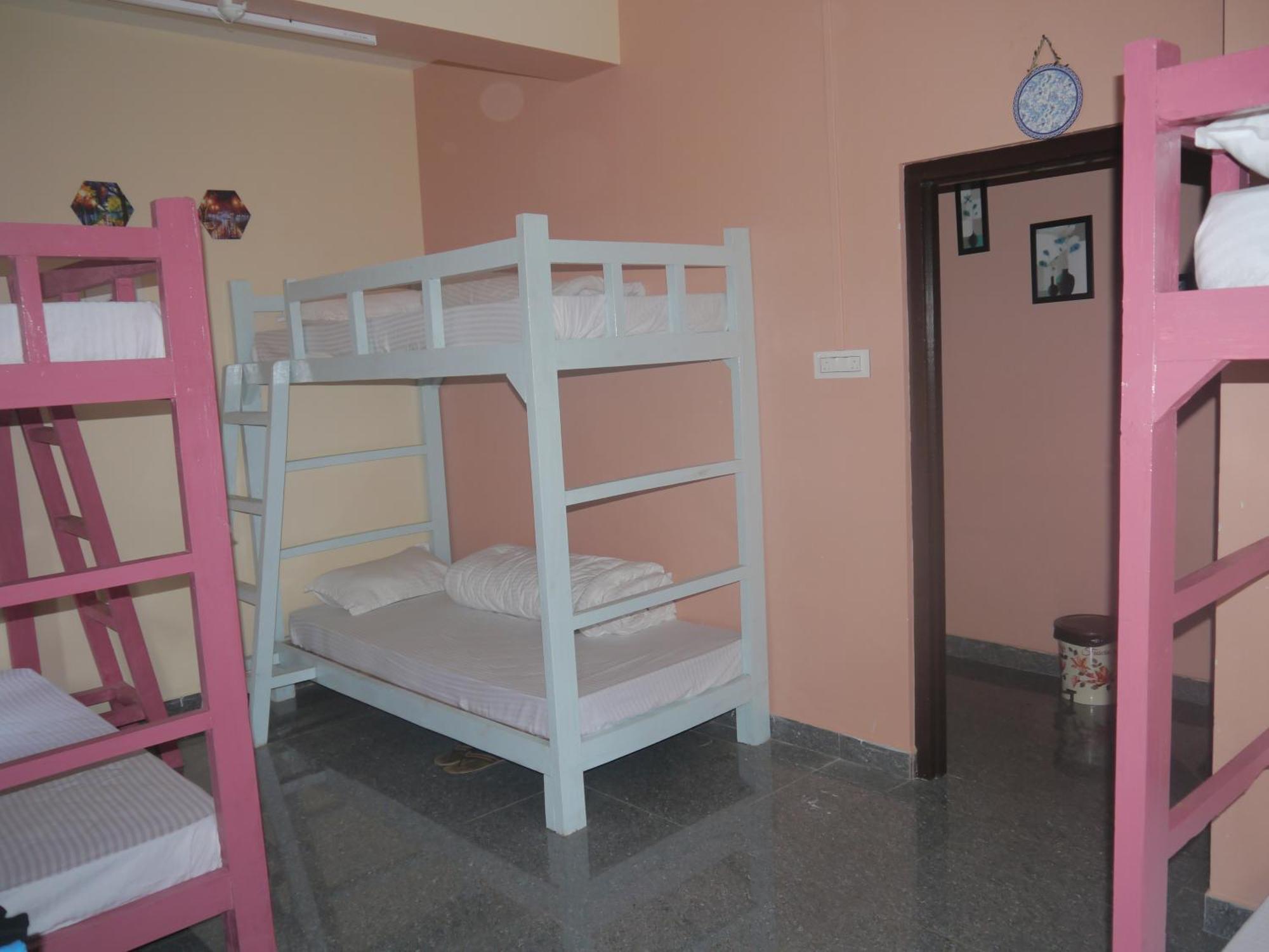 Xtsy Travellers Hostel Shillong Exteriör bild